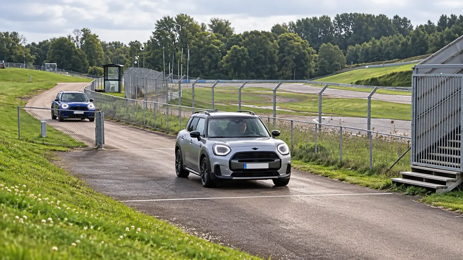 Utbildningsbilar på väg in mot övningsområdet på Ring Knutstorp.